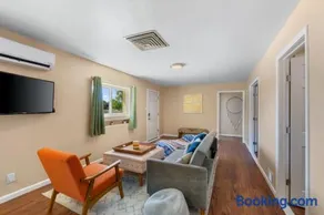 Cozy 3BR Casita Near Freeways with Gated Parking - Image 1