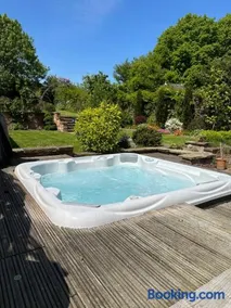 Jolls Cottage with hot tub Lincolnshire Wolds - Image 1