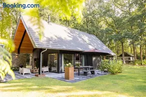 Boshuis midden in het bos met houtkachel in Appelscha - Image 1