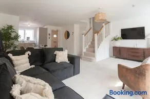 Runcorn Spacious Modern 3 bedroom House, 4 beds, On site Parking, Long stay deals - Image 1