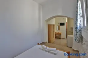 Oasis Rooms & Studios in Galissas - Image 2
