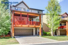 Modern Mountain Lodge with Private Hot Tub Shared Pool & Gym - Image 1