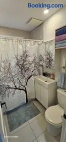 Spacious bright Apt,Parking and self check-in - Image 4