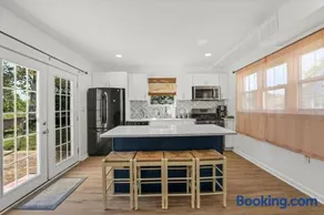 Beach house - 3BR Beach Gem - 30ft to Sand & Walk to Amusement Park - Image 3