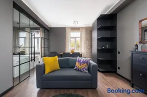Sunny 1BR Apartment near Park & Stadium - Image 2
