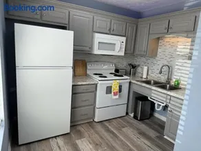 Modern 2BR Apartment near Downtown Shelbyville - Image 2