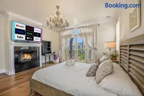 Beach Retreat- Walk to Beach, BBQ, Oceanview Rooftop & Firepit - Image 4