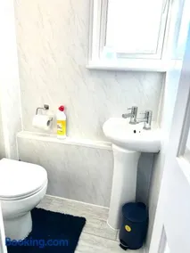 Modern Stylish 4Bed 2 Bath in Pitsea, Basildon Essex 2 Free Carpark - Image 2