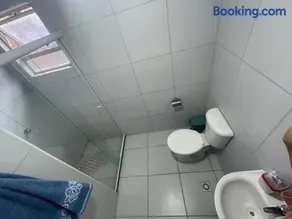 Casa Confortável com duas vagas de garagem e ótima localização - Image 4