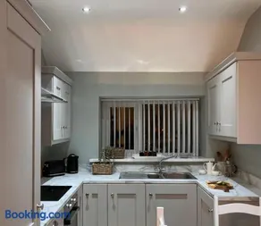 Tonn Ruray Sea View Luxury 2 Bed Apartment - Image 3
