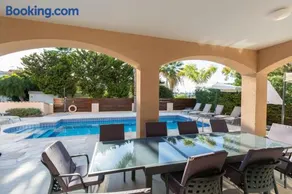 Villa Sapphire - Luxury 5BR Designer Retreat with a Private Swimming Pool - Image 5