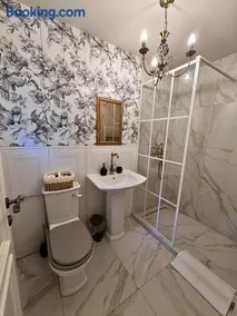 Forest House Retreat - Image 2