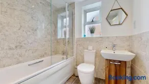 Weldon Road - Townhouse Overlooking the Park with Parking - Image 2