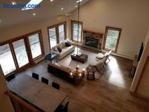 Newly Updated Grand Cabin Retreat Close to All - Image 3