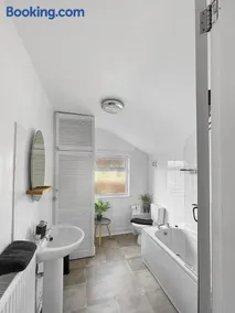 Amaya Four - Sleeps 5 - 1 bed - Newly renovated- Close to town centre -Grantham Free Gym Access - Image 2