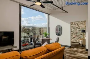 Modern City View 1BR Apartment with Office - free parking - Image 1
