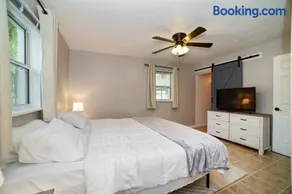 Charming Cottage With Pool Table 15 Min From WEC - Image 1