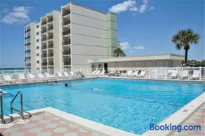 Pinnacle Port Beach Resort - Image 2