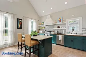 Isle of Hope Cottage w Historic Charm & Location - Image 1