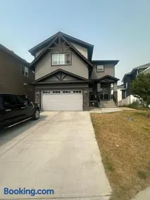 2 Bedrooms Lovely Spacious 14 by 10 ft Home closer to Lake, Eatery, Shopping Malls in Chestermere - Image 1