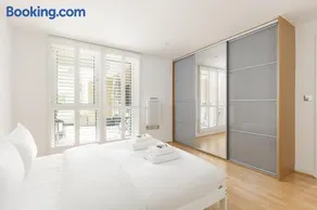Modern 2BDR Maisonette with Terrace near Battersea - Image 2