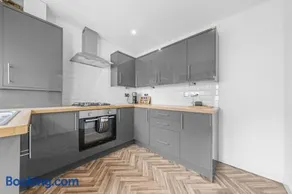 Large 5 Bedroom House Perfect For Group Stays - Free Parking - Near Glasgow - Perfect For Contractors - Image 1