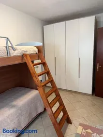 A B House 6 Rustic Holiday Apartment in Casto - Image 2