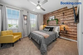Stylish 2BR2BA w Pool, Gym Near Airport #3 - Image 2