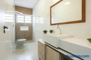 Apto completo a 120m da PRAIA, TRÊS QUARTOS, sala de estar, COZINHA COMPLETA, SACADA com VISTA MAR , Wi-Fi, ARES CONDICIONADOS, vaga privativa de garagem Reserve agora mesmo! - Image 4