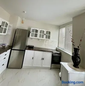 Cozy Home 2 Bedroom apartment - Image 3