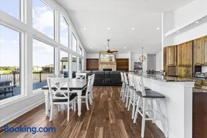 Lakefront Mansion!Close to SAC&Mahoney State Park! - Image 5