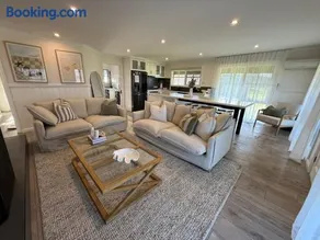 Sunny's Beach House in Apollo Bay with Jacuzzi - Image 2