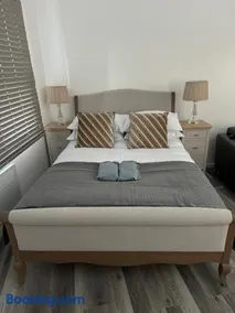 Modern Studio Flat in Bramhall - Image 4