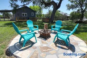 Bandera Bungalow - River, Downtown, Peaceful fenced corner lot! King bed! - Image 3
