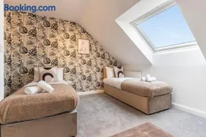 Luxury City Centre 5 Bed House with FREE parking - Image 2