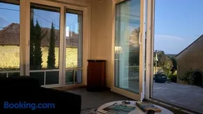 Super holiday at Corner House with pool access - Image 1