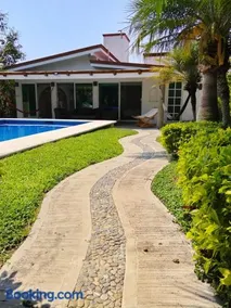 Cozy little house with a private pool - Image 2
