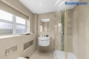 ComfortStay Homes - Modern 3BR Detached House with Ensuite, Stylish Lounge, Free Parking & WiFi Near Town - Image 3