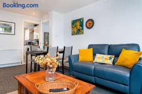 Lovely 3-bedroom flat with free parking - Image 2