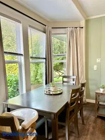 Modern Deluxe Kitchen, King Bed, Laundry, DT Renton close to Valley Med & SeaTac - Image 3
