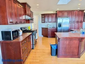 Spacious 2-Bedroom Main Level with Panoramic Ocean Views in Nanaimo - Image 2