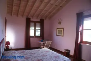Green and Blue Cottage - Green Room - Image 2