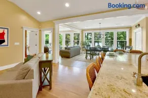 Lake front home, pet friendly, kayaks provided - Image 1