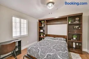 Entire 2 Bedroom Pet Friendly Cottage Home - Image 4