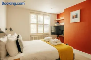Homely 4 bedroom flat with private courtyard near Angel, East London - Image 4