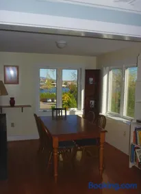 3 bedroom 2 1/2 bath apartment with views of Rocklan - Image 3