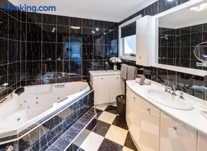 Regentville Waterfront Luxury Residence - Image 3