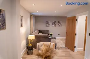 Flat 8-1 BR private parking - Image 5