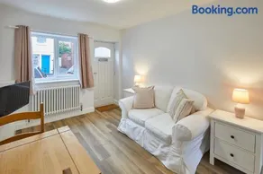 94 Roseberry Cottage in the market town of Guisborough - Image 2