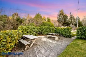 Dog-friendly home with Siuslaw River views fireplace & WiFi - near beach & town - Image 2